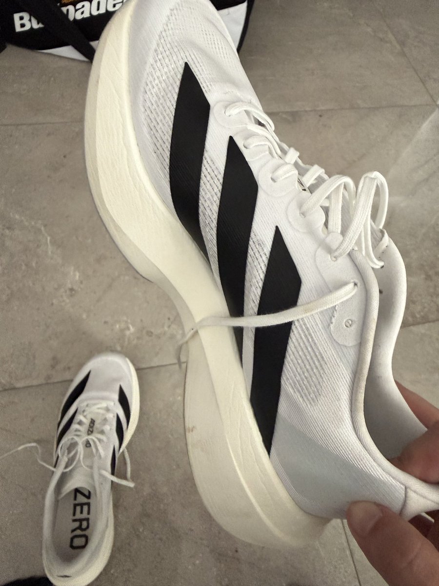 JuaniGallo's tweet photo. Si quieren arrancar a correr o van a meter un cambio de zapatillas, consideren fuertemente las Adidas Evo SL. 

Son una locura de cómodas y parece que vas flotando https://t.co/4OLtoyIwdF