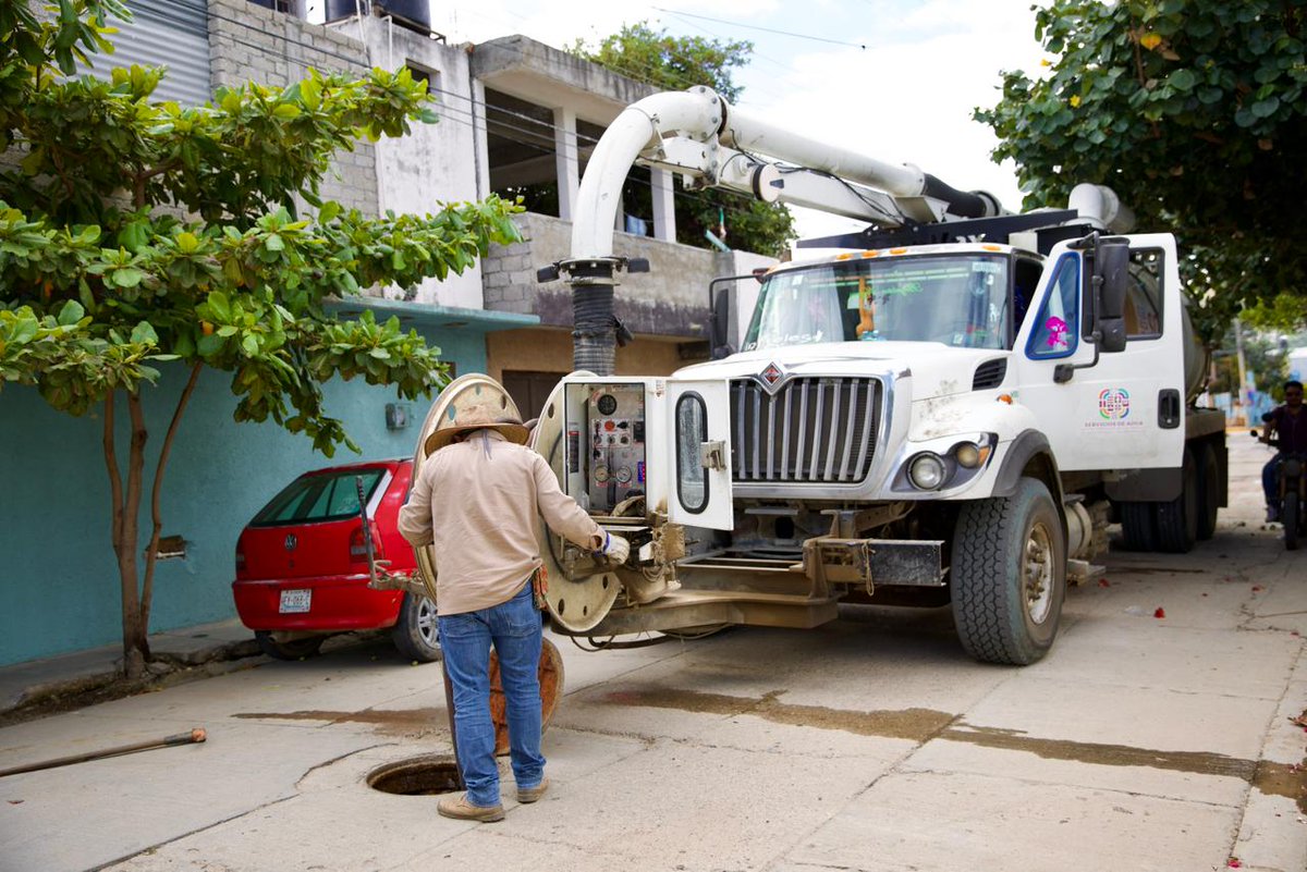 #TrabajamosParaTi | Con equipo hidroneumático, desazolvamos la red de drenaje sanitario para prevenir obstrucciones en la infraestructura.
📌Calle Las Palmas, agencia de Candiani.

#Oaxaca #BrigadaDeAlcantarillado #SOAPA