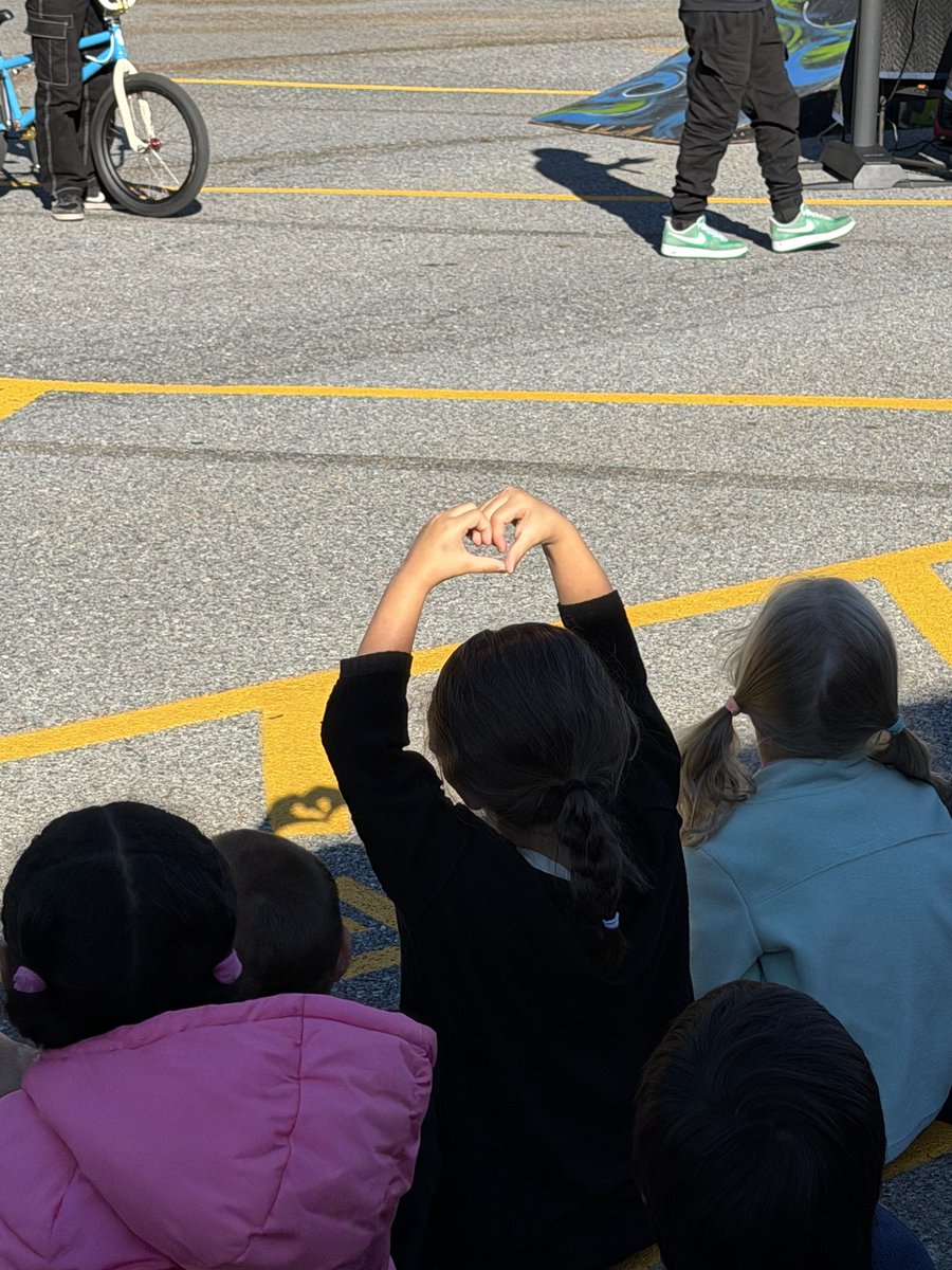 Ms. Lyons tweet media