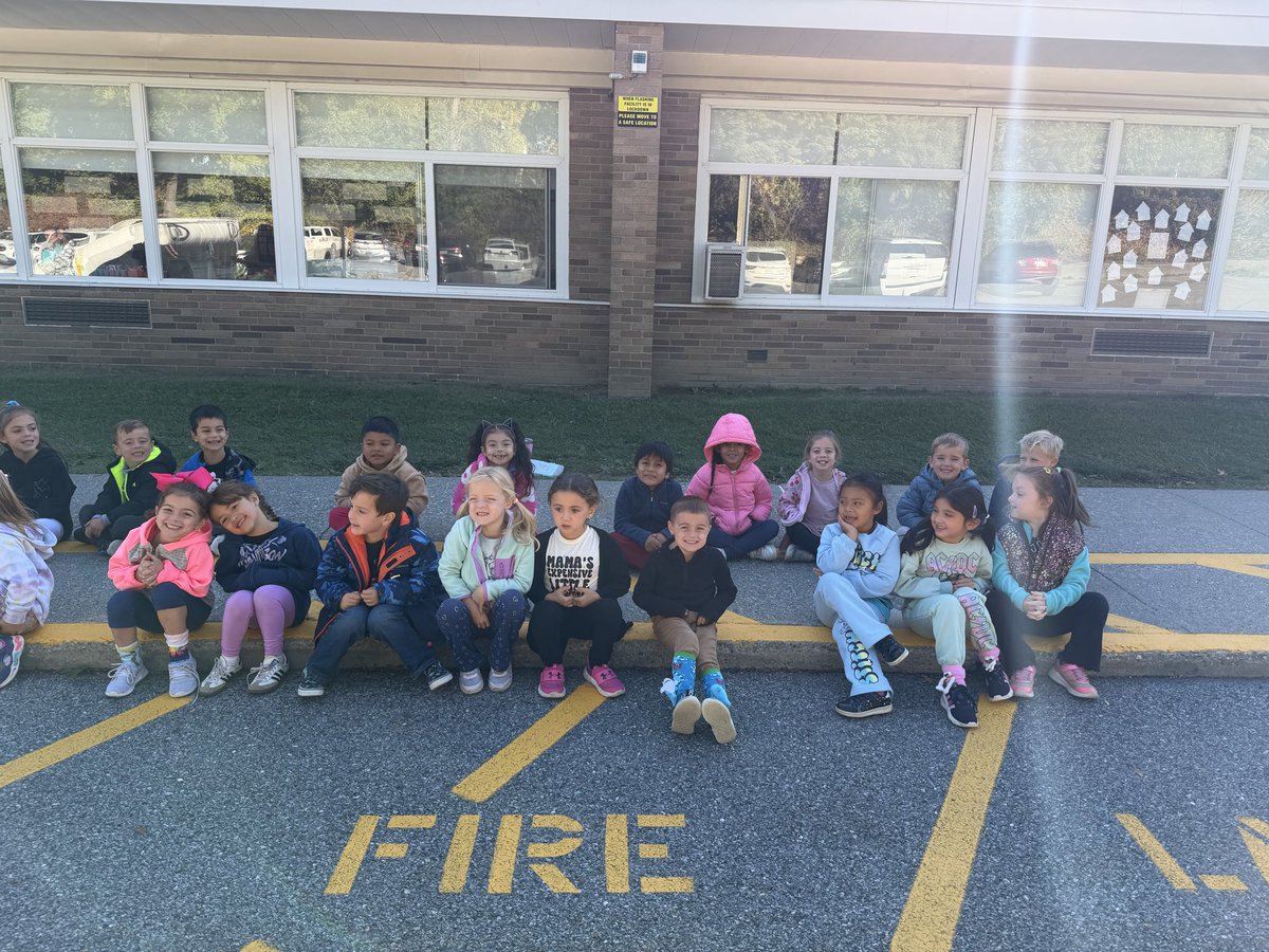 Ms. Lyons tweet media