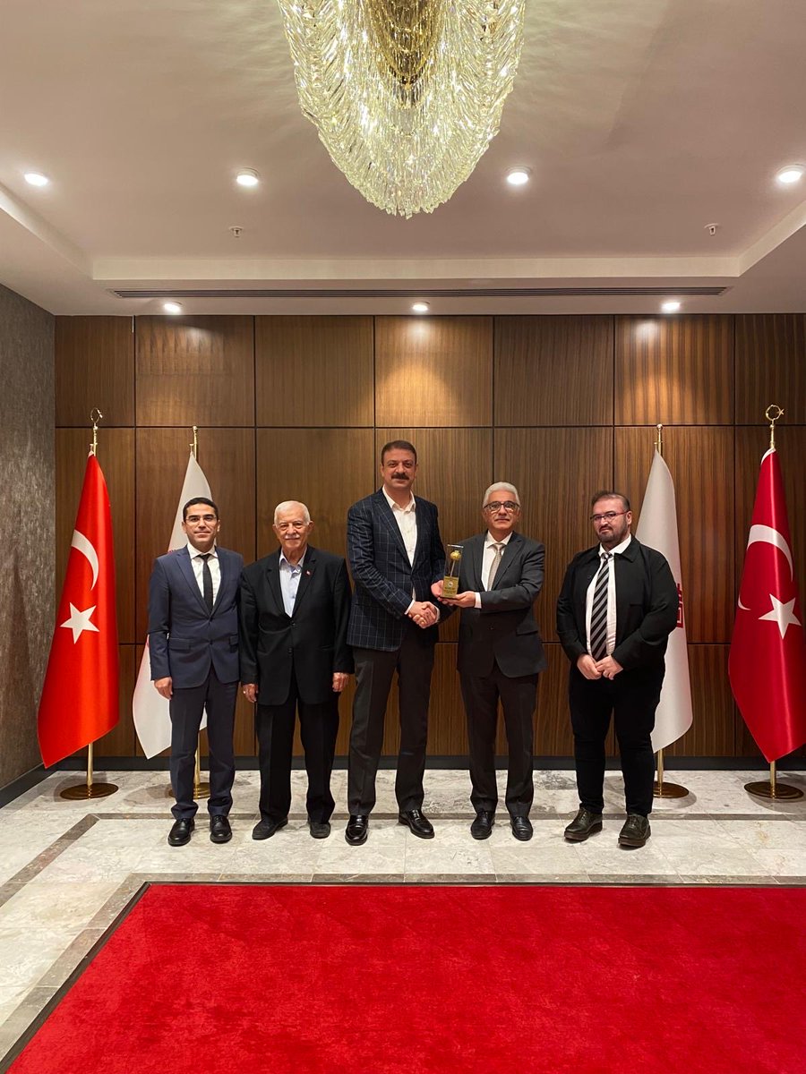 HasanDOGRUYOL's tweet photo. BOL-DAV Yönetim Kurulu’ndan Vakıflar Genel Müdürü Sayın Sinan Aksu’ya Ziyaret

Ziyarette, Vakfın bugüne kadar yürüttüğü faaliyetler hakkında genel bir bilgilendirme yapılarak, Bolvadin’deki yıkılacak halde olan tarihi çeşmelerin restorasyonu konusu gündeme getirildi. https://t.co/SI5mFL66Mr
