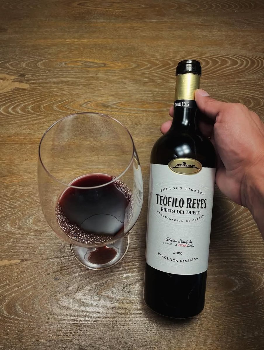 Teófilo Reyes 15 meses Ed. Limitada. 🍷

Desde Puerto Rico, a través de Instagram, nos llega esta imagen y una cata que emociona: fruta vibrante, cacao ahumado, taninos sedosos y final especiado.

Un #vino 100% Tempranillo en roble francés. 👌

¿A qué esperas para probarlo?