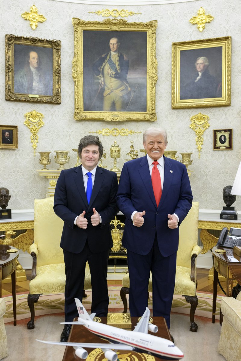 El Presidente Javier Milei junto al Presidente Donald Trump en la Oficina Oval en la Casa Blanca.