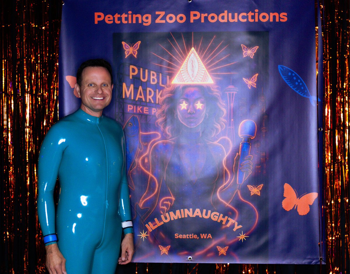 Turquoise latex is the best 💙 #shinyinseattle #seattlelatexcircle