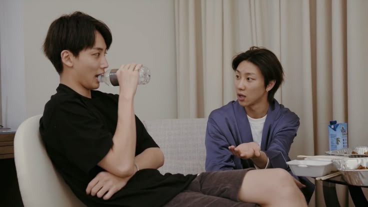 cheolhanglazer's tweet image. How it feels to gossip with someone that has the same opinion as you