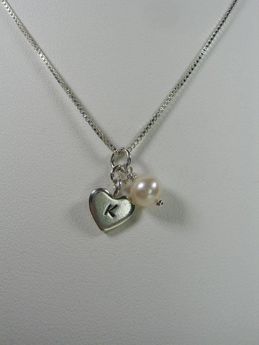 Allbirthstone's tweet image. Show your lovely squad some love! Our #BridesmaidGiftIdeas include this gorgeous dainty heart &amp;amp; pearl necklace. It's the perfect #CustomInitialNecklace to make them feel super special. A truly #PersonalisedKeepsake they'll cherish! allbirthstone.com/Personalized-N…