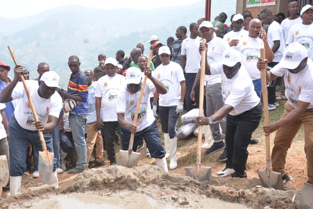 ABPInfos's tweet photo. 2/7 Prenaient part à ces travaux le gouverneur de @Bujaprov2025,le Gnl Maj Aloys Ndayikengurukiye,le président de l'association des @intwararumuri, @baranyikwaepi,les intwararumuri , les autorités communales d'#Isare et la population de cette commune. https://t.co/gIj081n3P2