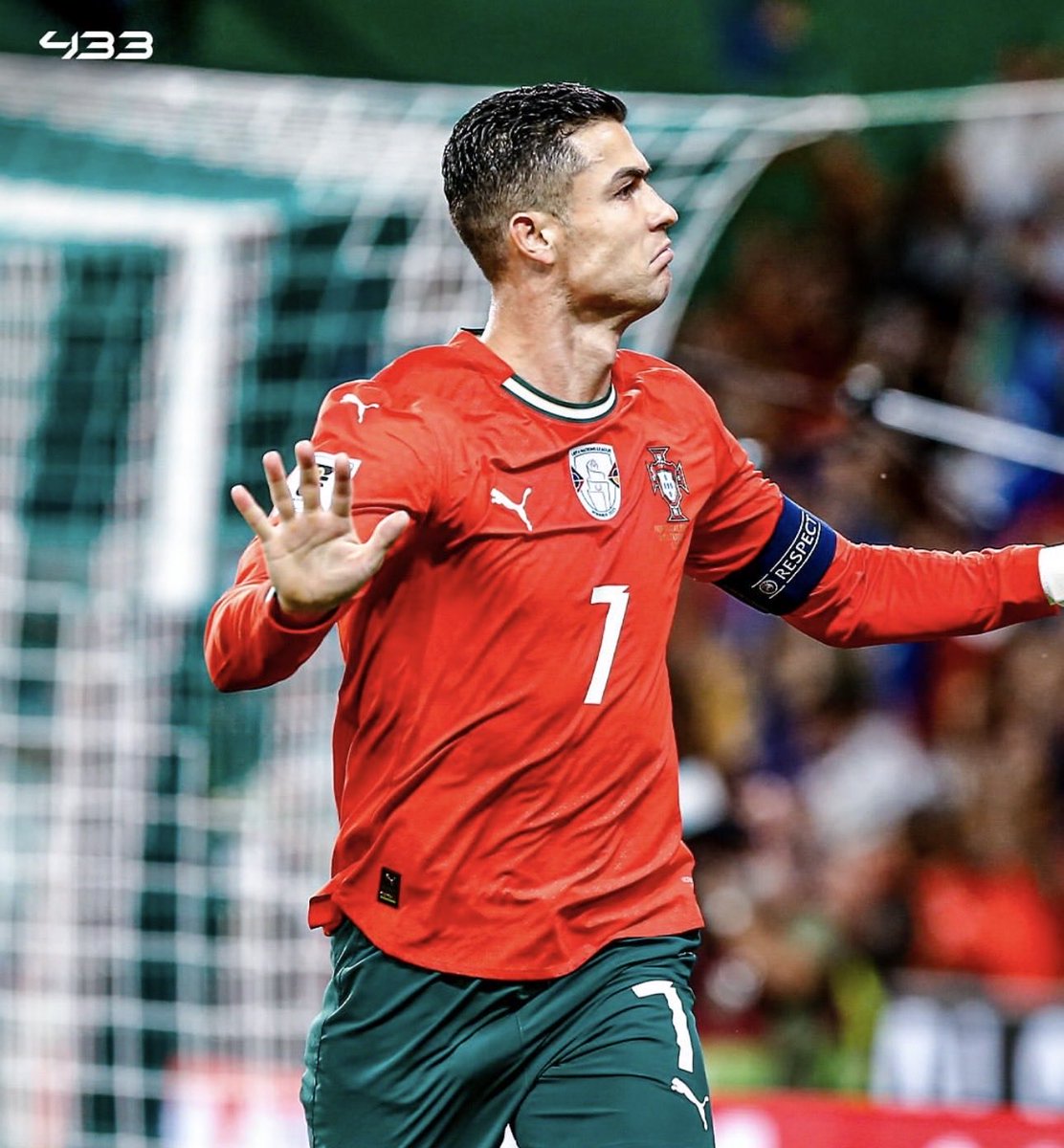 GTSytb's tweet photo. Cristiano Ronaldo ce soir :

- 27e doublés en sélection (record)
- 41 buts en qualifications à la CDM (record)
- 143 buts en sélection (record)

Une journée basique dans la vie du plus grand joueur que l’histoire de ce sport ai connu ! 🐐 https://t.co/WZeKlXOF2W