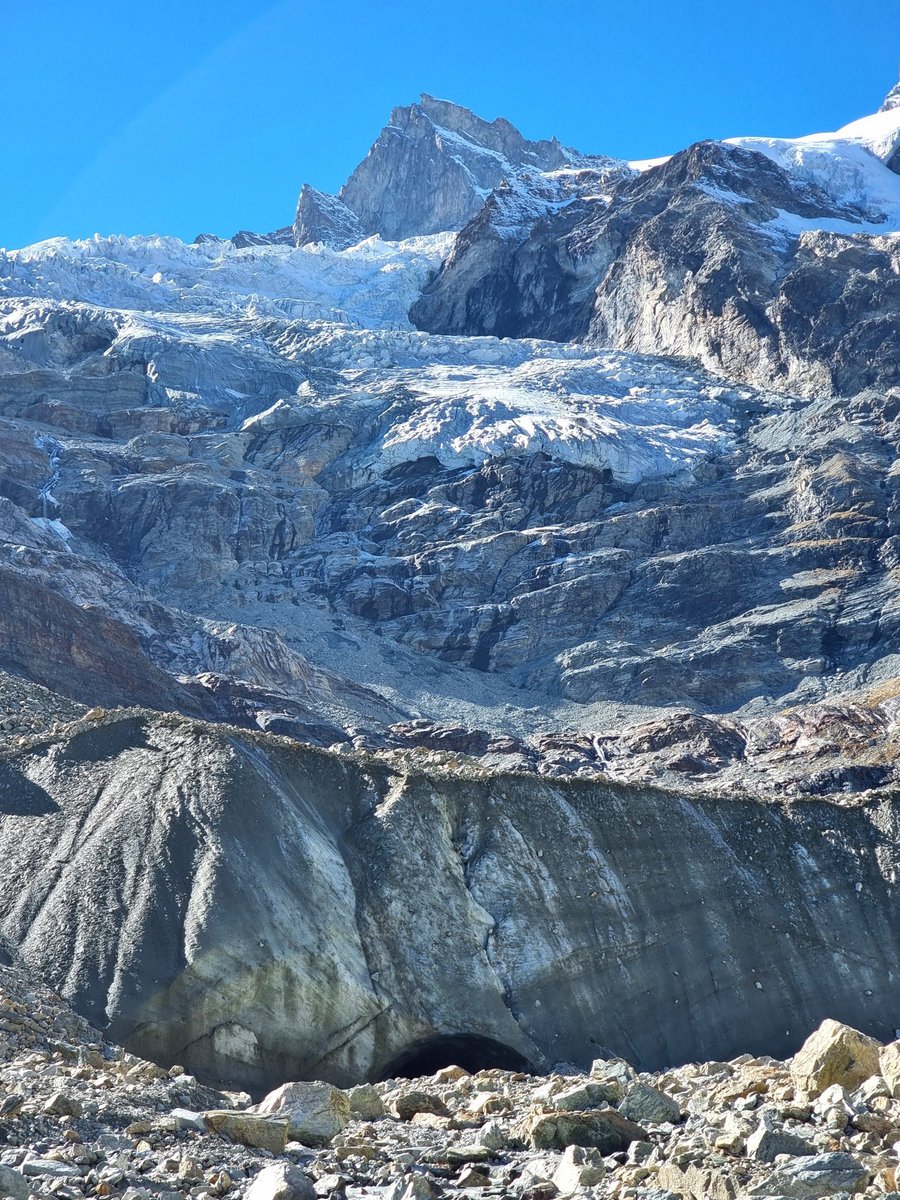 subfossilguy's tweet image. At the foreground is the relict front of the Hohlicht Glacier separated by hundreds of metres of elevation from the active front! 😰