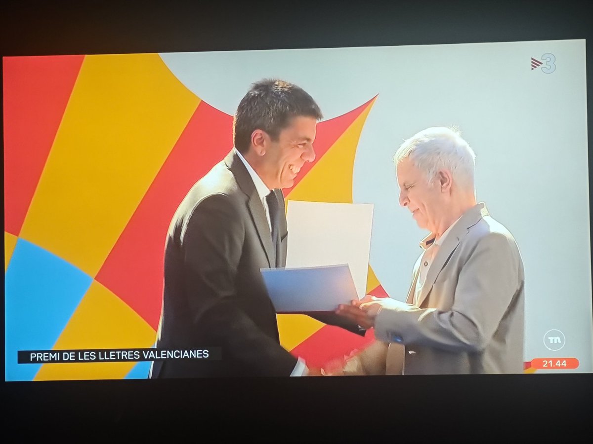 Zafrainvestiga's tweet image. #FerranTorrent renuncia al Premi de les Lletres per la deriva cada cop menys respectuosa amb el valencià
L'escriptor i periodista assenyala en 1 carta a #CarlosMazón q la llengua "no pot ser relegada ni sotmesa a silencis burocràtics o criteris polítics"#Dignitat👏
#Mazón indigne
