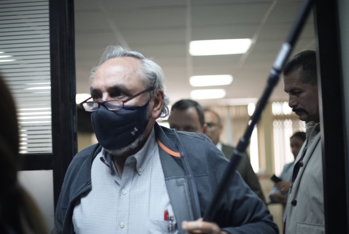 PrensaComunitar's tweet image. #DiarioMilitar: Toribio Acevedo agrede a periodistas que cubrían el caso 

Al salir de la audiencia Toribio Acevedo agredió físicamente Nathalie Quan de Prensa Comunitaria, que cubría el caso del #DiarioMilitar y después se cubre el rostro en una persona que le acompañaba.…