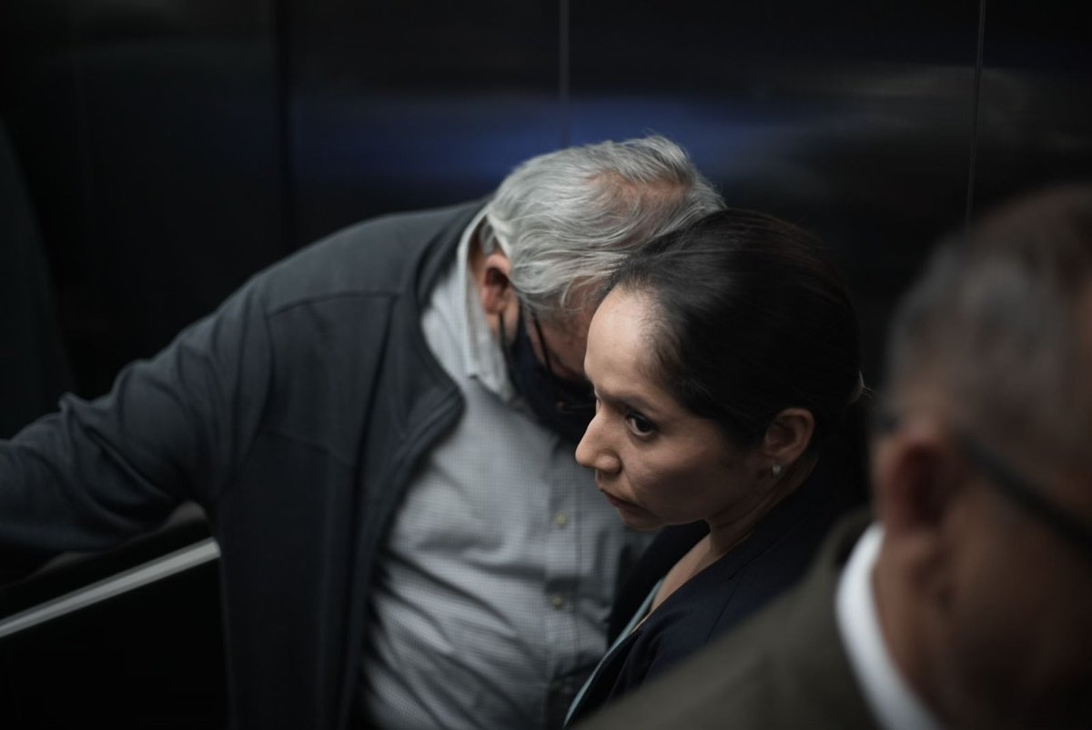 PrensaComunitar's tweet image. #DiarioMilitar: Toribio Acevedo agrede a periodistas que cubrían el caso 

Al salir de la audiencia Toribio Acevedo agredió físicamente Nathalie Quan de Prensa Comunitaria, que cubría el caso del #DiarioMilitar y después se cubre el rostro en una persona que le acompañaba.…