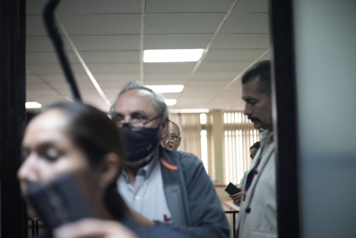 PrensaComunitar's tweet image. #DiarioMilitar: Toribio Acevedo agrede a periodistas que cubrían el caso 

Al salir de la audiencia Toribio Acevedo agredió físicamente Nathalie Quan de Prensa Comunitaria, que cubría el caso del #DiarioMilitar y después se cubre el rostro en una persona que le acompañaba.…