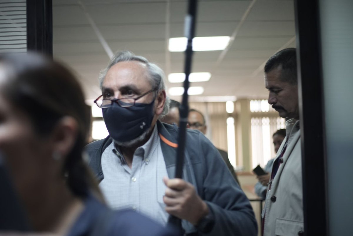 PrensaComunitar's tweet image. #DiarioMilitar: Toribio Acevedo agrede a periodistas que cubrían el caso 

Al salir de la audiencia Toribio Acevedo agredió físicamente Nathalie Quan de Prensa Comunitaria, que cubría el caso del #DiarioMilitar y después se cubre el rostro en una persona que le acompañaba.…