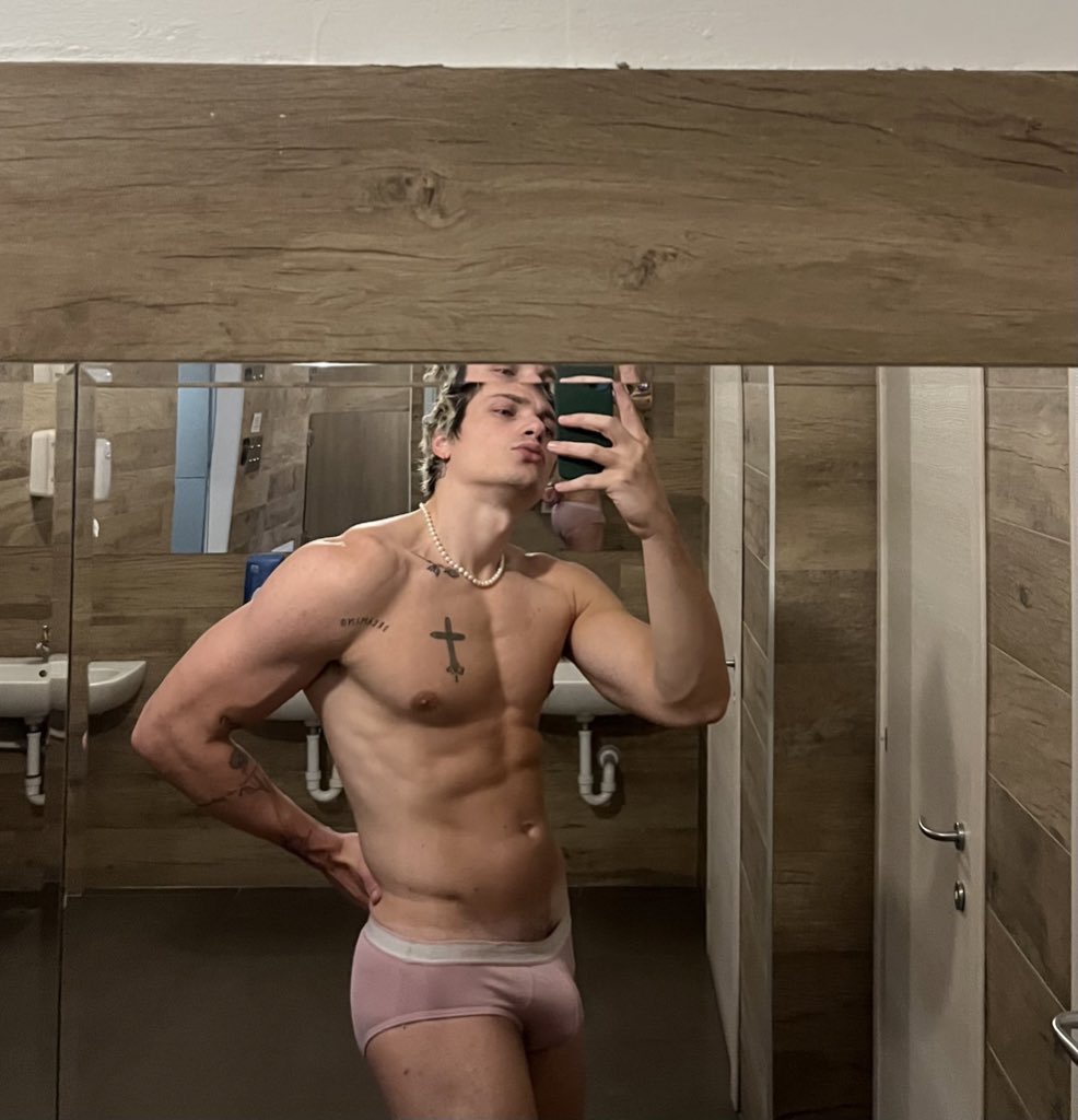 ico__93's tweet photo. Pink, yes or no? https://t.co/9OFeYKKYS6