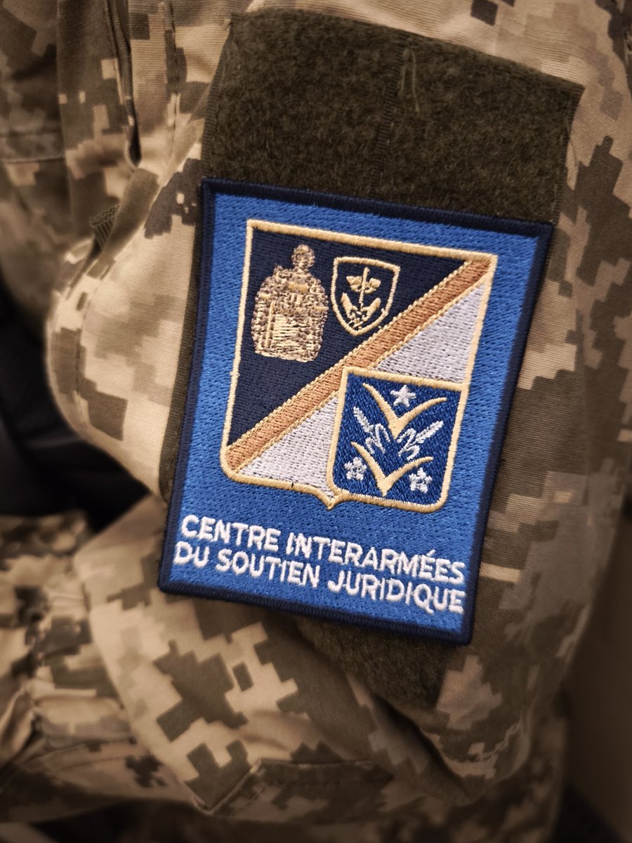 Azety's tweet image. Je prends le train de nuit de Kyiv à Kharkiv et je tombe sur quoi ? Un soldat ukrainien qui a fait une sorte de formation judiciaire à Marseille.