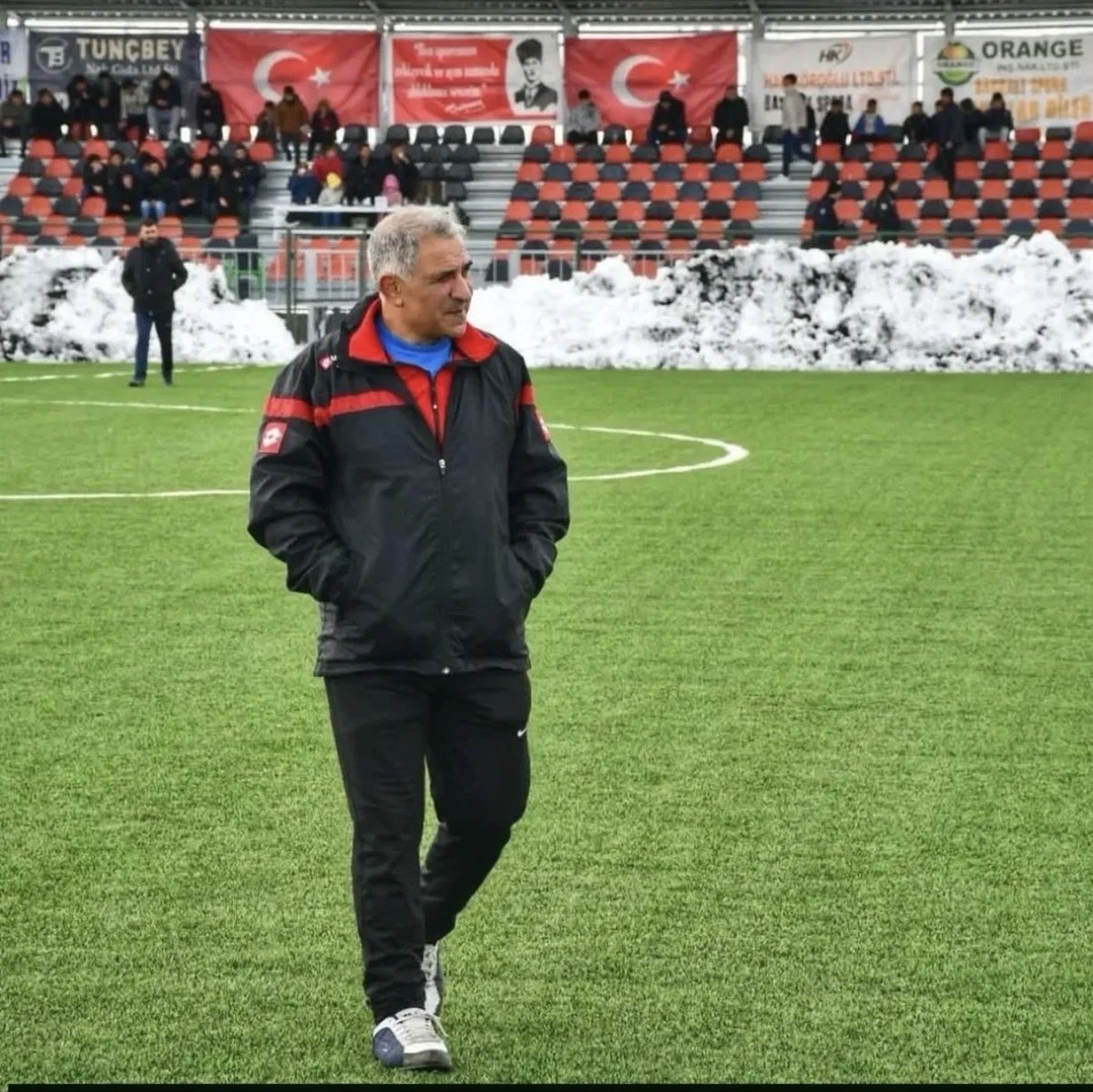 Değerli hocamız Kinyas TURAN’ı uzun süredir yakalandığı hastalığa yenik 
Düşerek Hakk’ın rahmetine kavuşmuştur.
Van Spor camiası seni asla unutmayacaktır
Spor camiamızın başı sağ olsun .
mekanın cennet olsun güzel hocam .