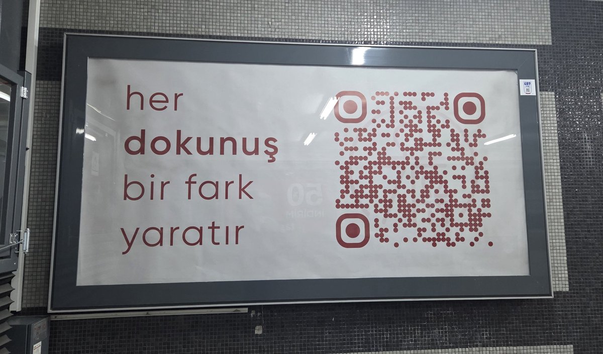 ezgiram's tweet photo. Ankara’nın her yerine yerleştirilen bu reklamlar, Özel Güven Hastanesi’ne ait. Hastane bünyesinde vale olarak çalışan bir kişi, görev başındayken rahatsızlanmış; ancak tetkik masrafları karşılanmadığı için evine gönderilmiş ve kısa süre sonra hayatını kaybetmişti.

Unutmayalım. https://t.co/7Dx8CZr0S9