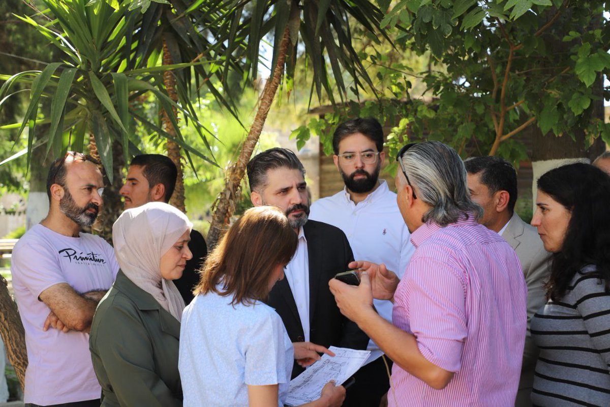 وزير الثقافة يزور قلعة دمشق لبحث أعمال ترميمها

في سياق الجهود الوطنية لإحياء الإرث الثقافي في مرحلة ما بعد التحرير، زار وزير الثقافة محمد ياسين الصالح قلعة دمشق، حيث جرى بحث خطط إعادة ترميم القلعة وصون معالمها بما يحافظ على قيمتها التاريخية والمعمارية.

زيارة القلعة تأتي ضمن