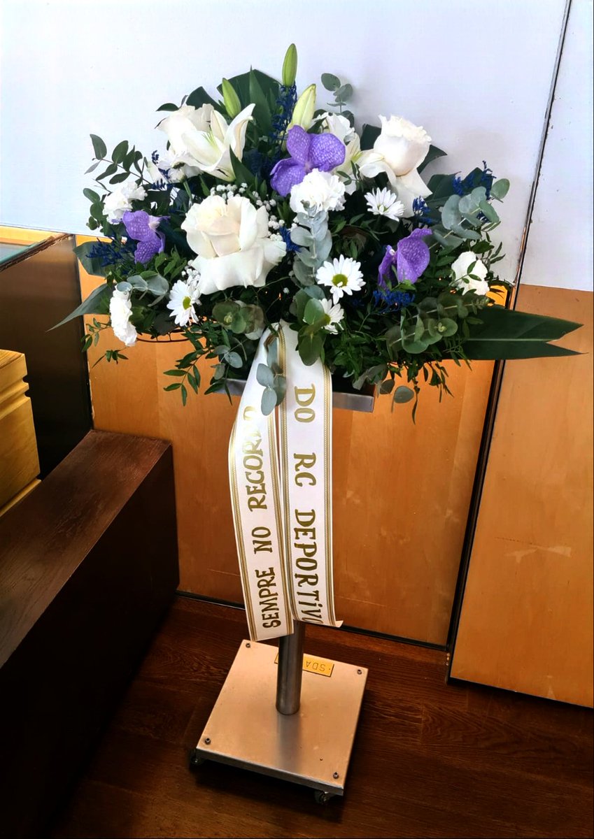 El viernes pasado perdimos a mi abuela en Barcelona. El Dépor, sin decir nada ni pedirme un solo dato ni dirección, mandó una corona de flores al tanatorio. Lo cuento porque son cosas que no trascienden y que merecen saberse. Estamos en un club único y MUY grande. Grazas! 💙🤍