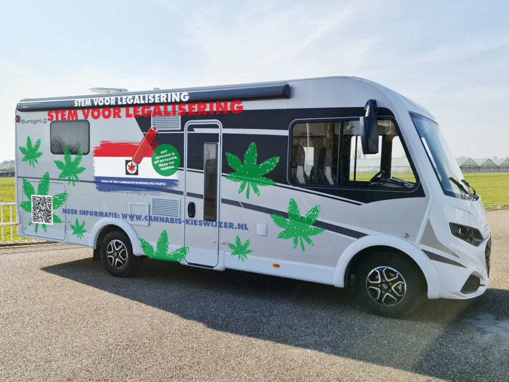 Dinsdag 21 oktober: D66 Tweede Kamerlid Joost <a href="/Sneller/">Joost Sneller</a> te gast bij de <a href="/CannaStemBus/">CannaStemBus</a> in Almere, op de parkeerplaats bij coffeeshop Koffie &amp; Dromen, vanaf 14.30 uur. #CannaStemBus2025 cannabis-kieswijzer.nl