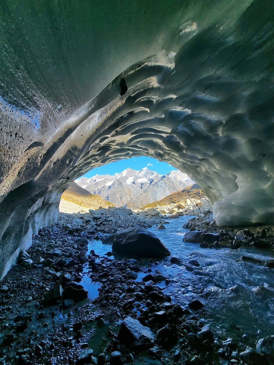 subfossilguy's tweet image. Inside the ice cave of the Hohlicht Glacier! 🧊
Mischabels at the background! 🏔