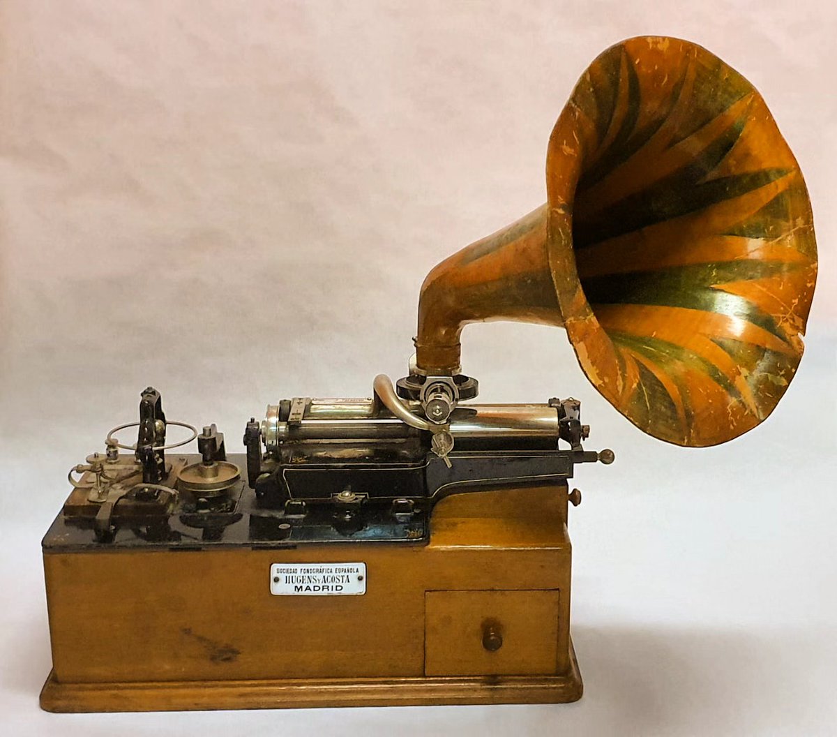 carlosmb1974's tweet photo. Preparando materiales para la exposición de la @bne_biblioteca "Máquinas parlantes. El arte de atrapar el sonido". Aparte de los documentos que la CCMB cede, también se aporta este Fonógrafo Edison M con accesorios Bettini y un Gramófono Berliner Gramophone
@CarlosColeccion https://t.co/RNyLKKSyFk