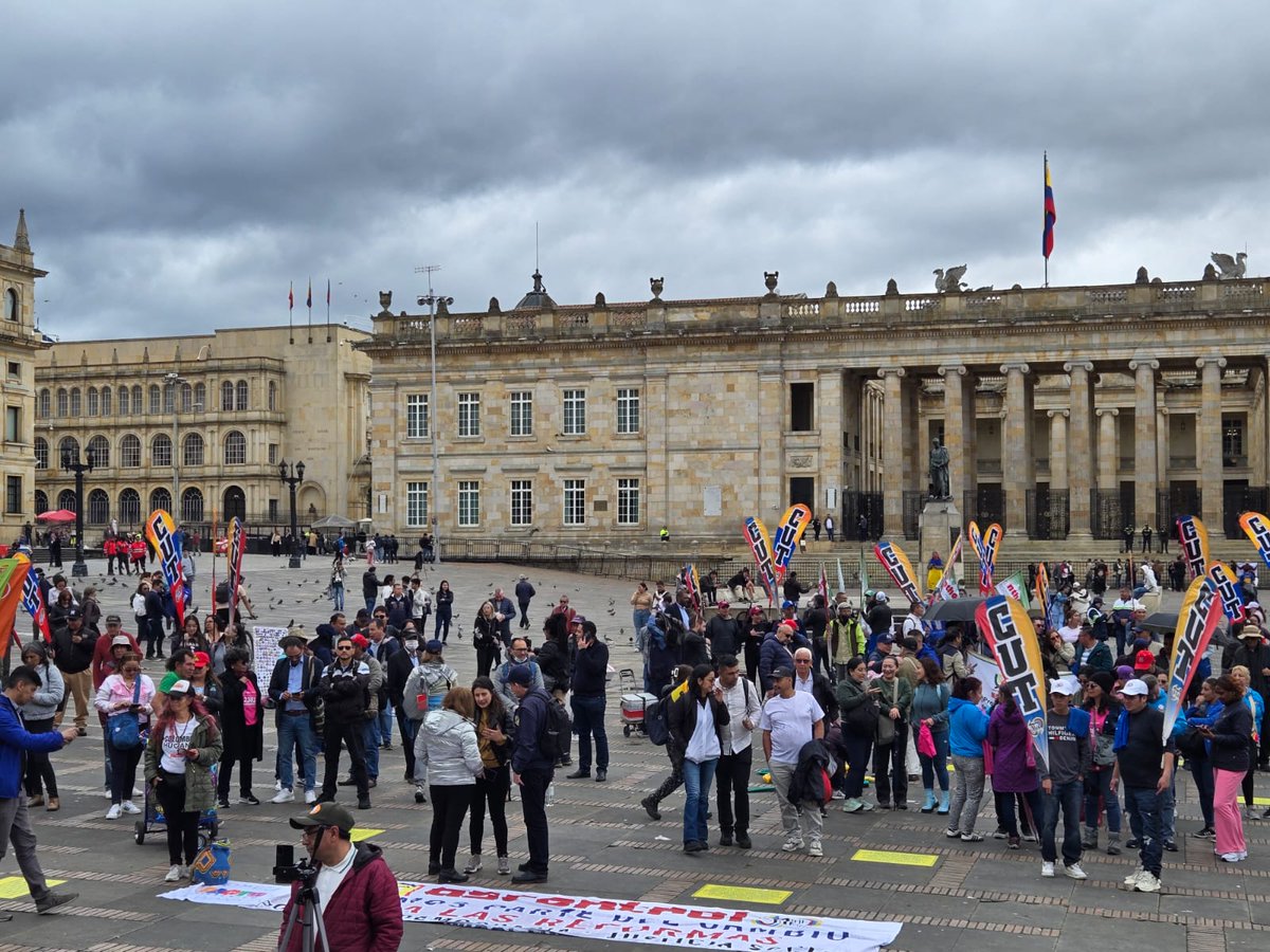 fecode's tweet image. Hoy estuvimos el movimiento sindical en la Plaza de Bolívar de Bogotá en conjunto con plantones en otras ciudades del país con el firme propósito de impulsar las reformas, recordando que estas nacieron de un mandato del Pueblo soberano en defensa de nuestros derechos laborales.…