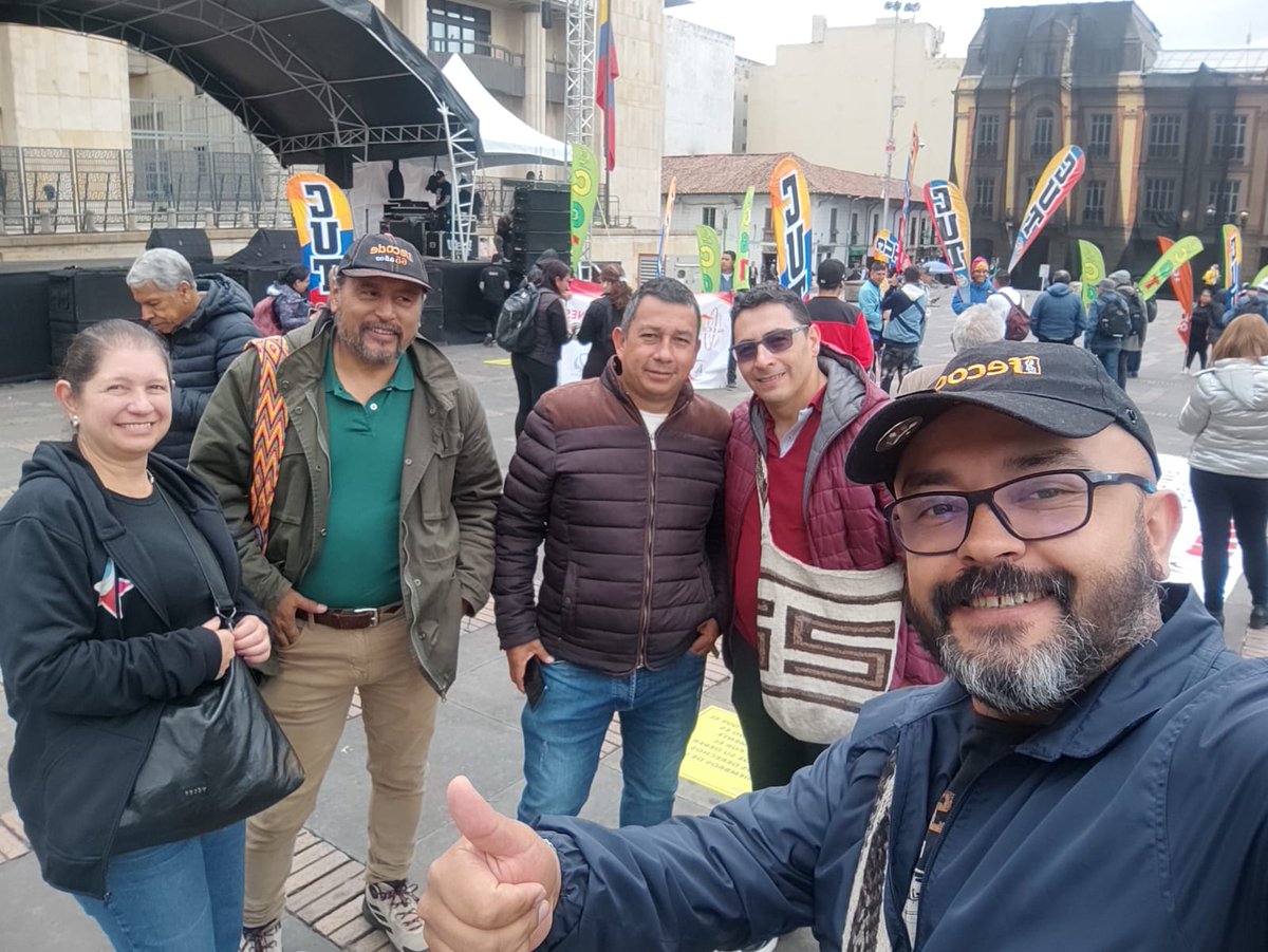 fecode's tweet image. Hoy estuvimos el movimiento sindical en la Plaza de Bolívar de Bogotá en conjunto con plantones en otras ciudades del país con el firme propósito de impulsar las reformas, recordando que estas nacieron de un mandato del Pueblo soberano en defensa de nuestros derechos laborales.…