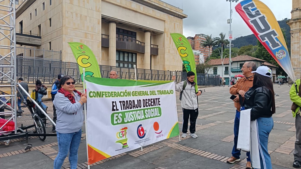 fecode's tweet image. Seguiremos defendiendo en las calles las reformas sociales con la movilización social y popular por la defensa de los derechos de los colombianos. Exigimos la aprobación de la reforma pensional sin más dilaciones. @cutcolombia