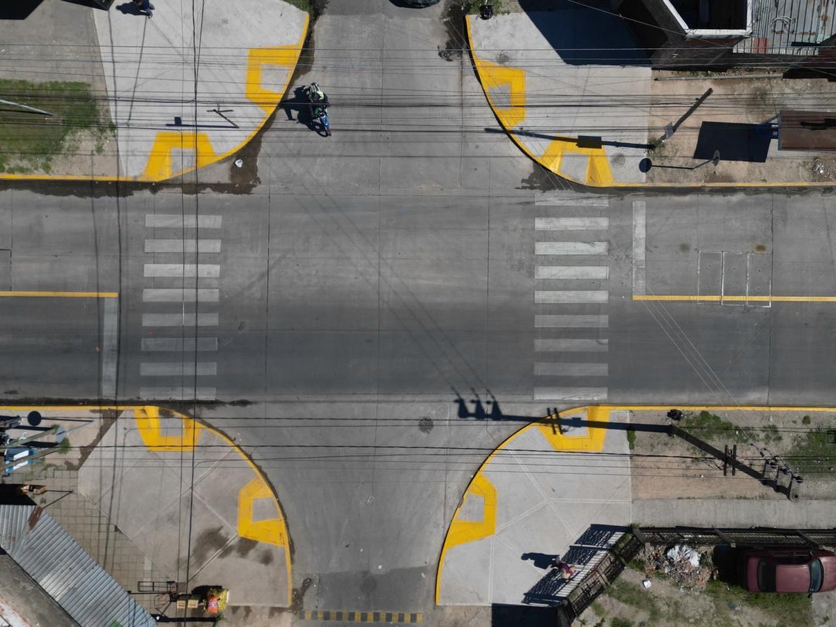 fotermin's tweet photo. 🛣️La avenida Recondo de Fiorito, renovada.

Trabajamos con el Gobierno de la Provincia de Buenos Aires para reconstruir esta vía de circulación y conectividad clave por pedido de la comunidad. Recibimos al Ministro de Infraestructura y Servicios Públicos, Gabriel Katopodis, y junto a vecinos y vecinas recorrimos la obra de 18 cuadras que se enmarca en el proyecto Comunidad de D10S, el Polo Deportivo y Cultural que homenajea a nuestro gran Diego Maradona. 

Desde Juan Domingo Perón a General Hornos, esto fue lo que hicimos con la Provincia:

🚧 Obras bacheo y repavimentación.
🏗️ Plan Hidráulico Vial.
👷🏻Nuevas veredas de hormigón.
💢Demarcación horizontal de todo el tramo.

Mientras hay un Gobierno nacional que deserta de sus funciones, que mira para otro lado y elimina por completo la obra pública, en la Provincia tenemos un Gobierno que le mete con todo, contra viento y marea. Desde el Gobierno de la Comunidad queremos darle las gracias al Gobernador Axel Kicillof, a Kato y a todo el equipo bonaerense. Sumamos fuerzas para mejorar Lomas! ❤️