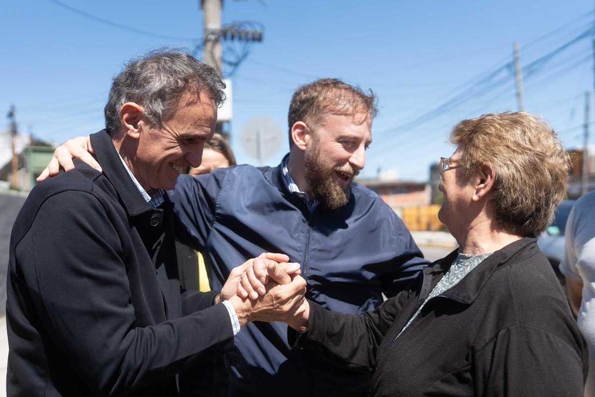 fotermin's tweet photo. 🛣️La avenida Recondo de Fiorito, renovada.

Trabajamos con el Gobierno de la Provincia de Buenos Aires para reconstruir esta vía de circulación y conectividad clave por pedido de la comunidad. Recibimos al Ministro de Infraestructura y Servicios Públicos, Gabriel Katopodis, y junto a vecinos y vecinas recorrimos la obra de 18 cuadras que se enmarca en el proyecto Comunidad de D10S, el Polo Deportivo y Cultural que homenajea a nuestro gran Diego Maradona. 

Desde Juan Domingo Perón a General Hornos, esto fue lo que hicimos con la Provincia:

🚧 Obras bacheo y repavimentación.
🏗️ Plan Hidráulico Vial.
👷🏻Nuevas veredas de hormigón.
💢Demarcación horizontal de todo el tramo.

Mientras hay un Gobierno nacional que deserta de sus funciones, que mira para otro lado y elimina por completo la obra pública, en la Provincia tenemos un Gobierno que le mete con todo, contra viento y marea. Desde el Gobierno de la Comunidad queremos darle las gracias al Gobernador Axel Kicillof, a Kato y a todo el equipo bonaerense. Sumamos fuerzas para mejorar Lomas! ❤️