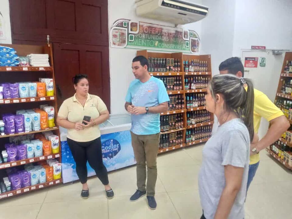 sancti_cimex's tweet photo. Recorre diferentes UC comerciales del territorio espirituano,Gerente General de la Sucursal CIMEX.
👉Tienda La Habana,Fonda de los Chinos,Kilo 12 y️SC Cuatro Vías. Se intercambia con las administraciones y trabajadores su funcionamiento de las unidades y surtido de las mismas. https://t.co/i1tUqGXe7T