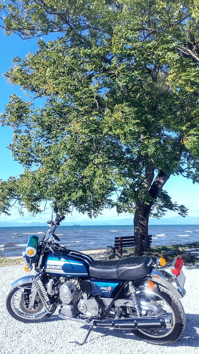 風を感じる特等席 🪑🏍✨
#この画像を見たら琵琶湖をバックにした愛車を貼れ
＃バイクのある風景
＃旧車バイク
＃スズキRE5
