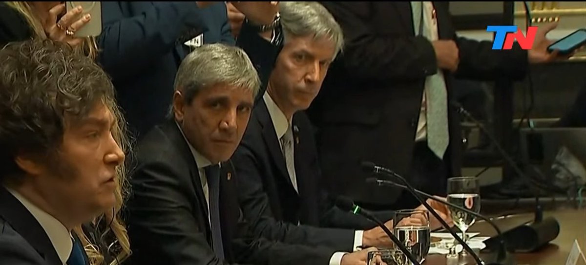 Simplemente gracias a Trump por esta obra de arte. La mejor cara de Caputo en la historia de la política argentina. Imborrable.