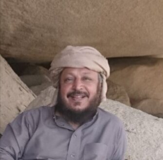 ٰ
اللي يفكر في الخساير ، والارباح
تغيب عنه احيان ، بعض الحقايق

يمكن تكون بكهف والبال مرتاح
ويمكن تكون بقصر والبال ضايق

#عبدالله_الطلحي