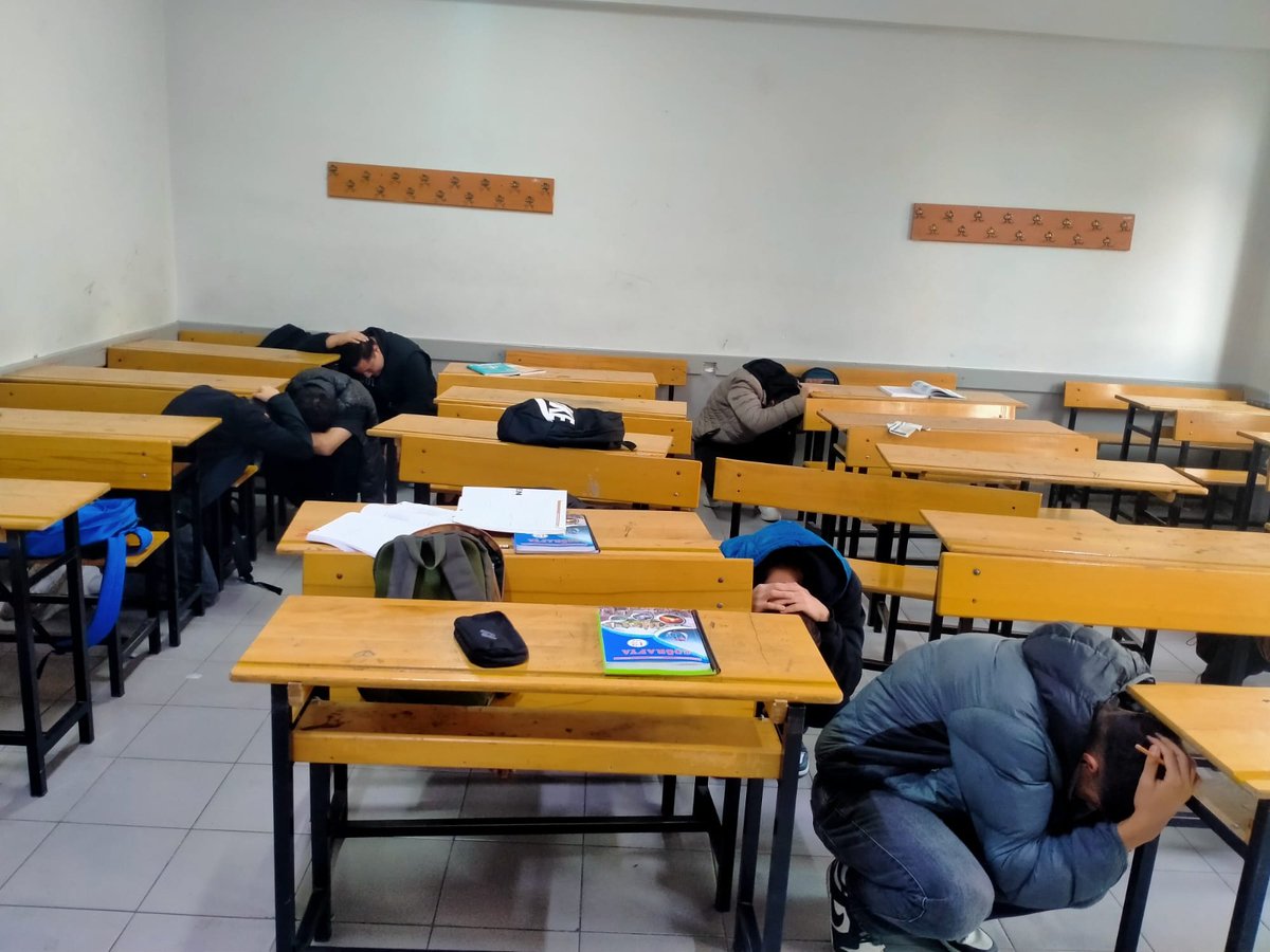 AihlSelim's tweet photo. 13 Ekim Dünya Afet Risklerinin Azaltılması Günü kapsamında okulumuzda afete hazırlık bilincini artırmak amacıyla tahliye tatbikatı gerçekleştirildi!
Öğretmenlerimizin rehberliğinde öğrencilerimizle birlikte afet anında doğru davranış biçimleri uygulamalı olarak gerçekleştirildi. https://t.co/vpjMZjA4bI