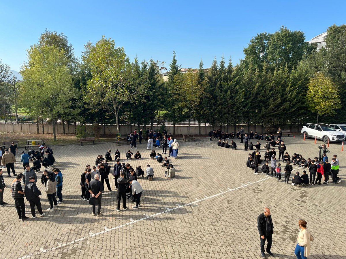 AihlSelim's tweet photo. 13 Ekim Dünya Afet Risklerinin Azaltılması Günü kapsamında okulumuzda afete hazırlık bilincini artırmak amacıyla tahliye tatbikatı gerçekleştirildi!
Öğretmenlerimizin rehberliğinde öğrencilerimizle birlikte afet anında doğru davranış biçimleri uygulamalı olarak gerçekleştirildi. https://t.co/vpjMZjA4bI