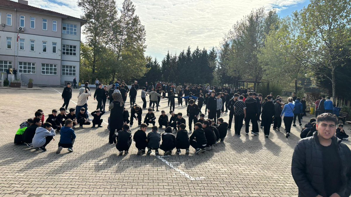 13 Ekim Dünya Afet Risklerinin Azaltılması Günü kapsamında okulumuzda afete hazırlık bilincini artırmak amacıyla tahliye tatbikatı gerçekleştirildi!
Öğretmenlerimizin rehberliğinde öğrencilerimizle birlikte afet anında doğru davranış biçimleri uygulamalı olarak gerçekleştirildi.