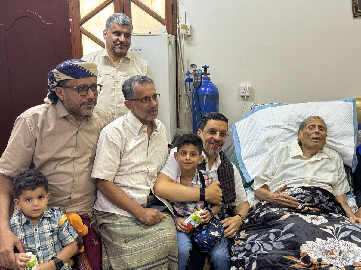 إنا لله وإنا إليه راجعون.
انتقل إلى رحمة الله مساء اليوم الثلاثاء الوالد الجليل محمد أبوبكر بلفقيه، آخر كبار العائلة، وابن عمّة والدي رحمهما الله جميعاً.
رحل بهدوء بعد عمرٍ حافل بالخير والمودة، تاركًا سيرة طيبة وذكريات عطرة.
أتقدم بأحر التعازي إلى أبنائه وأحفاده الكرام ،وإلى جميع