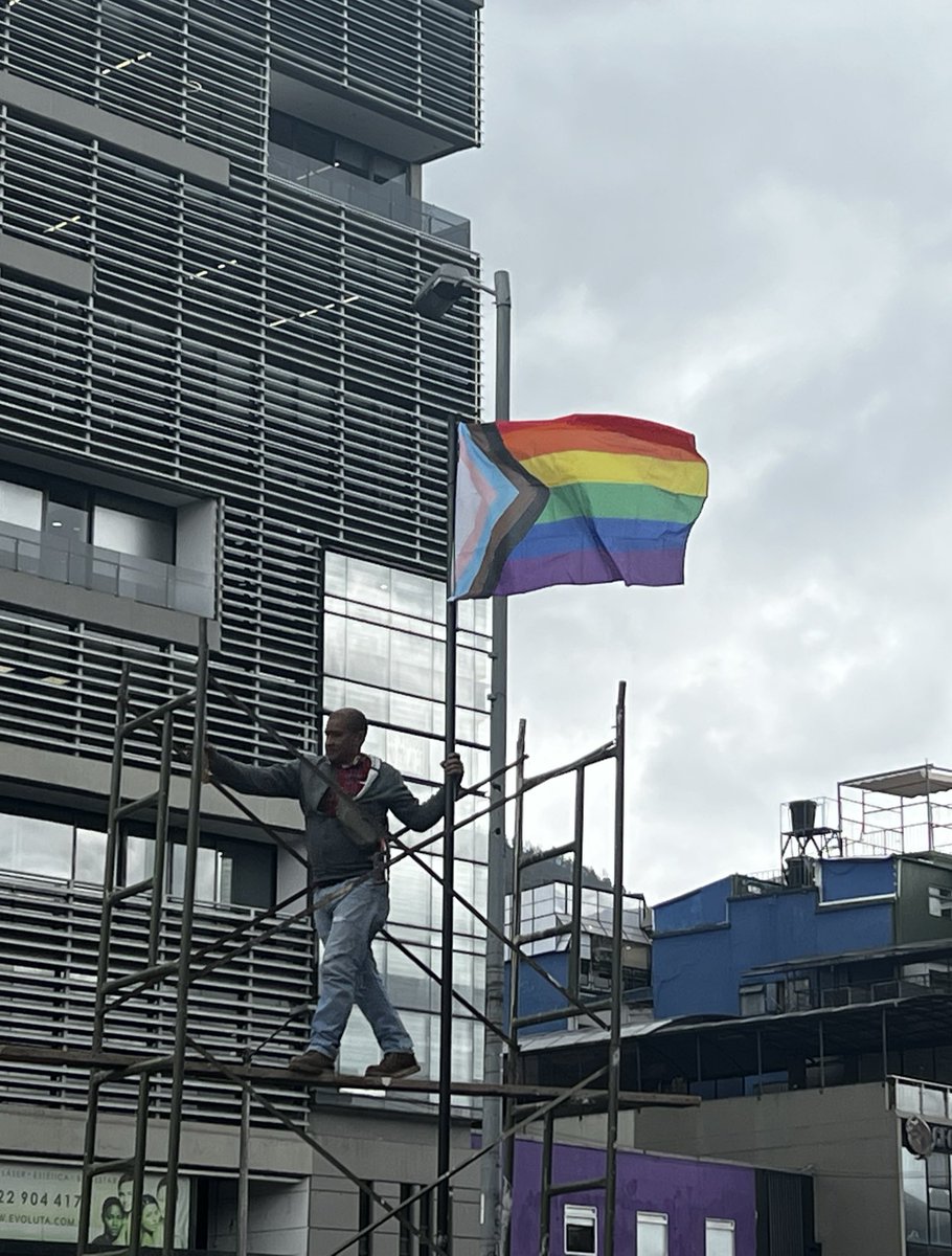 🌈 ¡Volvió el color al Parque de los Hippies!
Hoy la bandera de la diversidad 🏳️‍🌈 volvió a ondear con fuerza gracias a un trabajo en equipo lleno de orgullo y amor.

Tuve la alegría de donar la nueva bandera y <a href="/ASOCOE2/">ASOCOE</a> facilitó los andamios para hacer posible este cambio. 💪✨