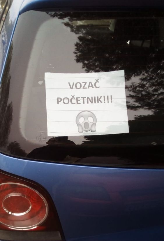 Jutros sam vozio iza automobila na čijem je zadnjem staklu bio veliki natpis:

„Vozač početnik”.

Kad sam to vidio, ostao sam smiren tokom njegovih sporih skretanja i naglih zaustavljanja.
Iskreno, vozio je prilično dobro za nekoga ko tek uči.

Ali tada sam pomislio:Da li bio