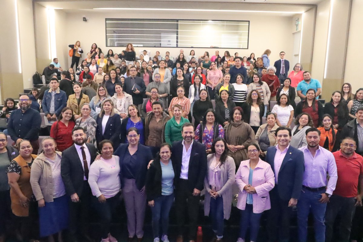 secretariasvet's tweet image. 🧑🏽‍🏫💻 Como parte de la estrategia #ModoDigital, SVET capacitó a más de 100 docentes de primaria para prevenir la explotación sexual en línea y fortalecer la seguridad digital de niñas y niños.

Conocieron a los #Ciberguardianes y al chat de orientación OLIVET. 💬💙
#PrevenciónVET