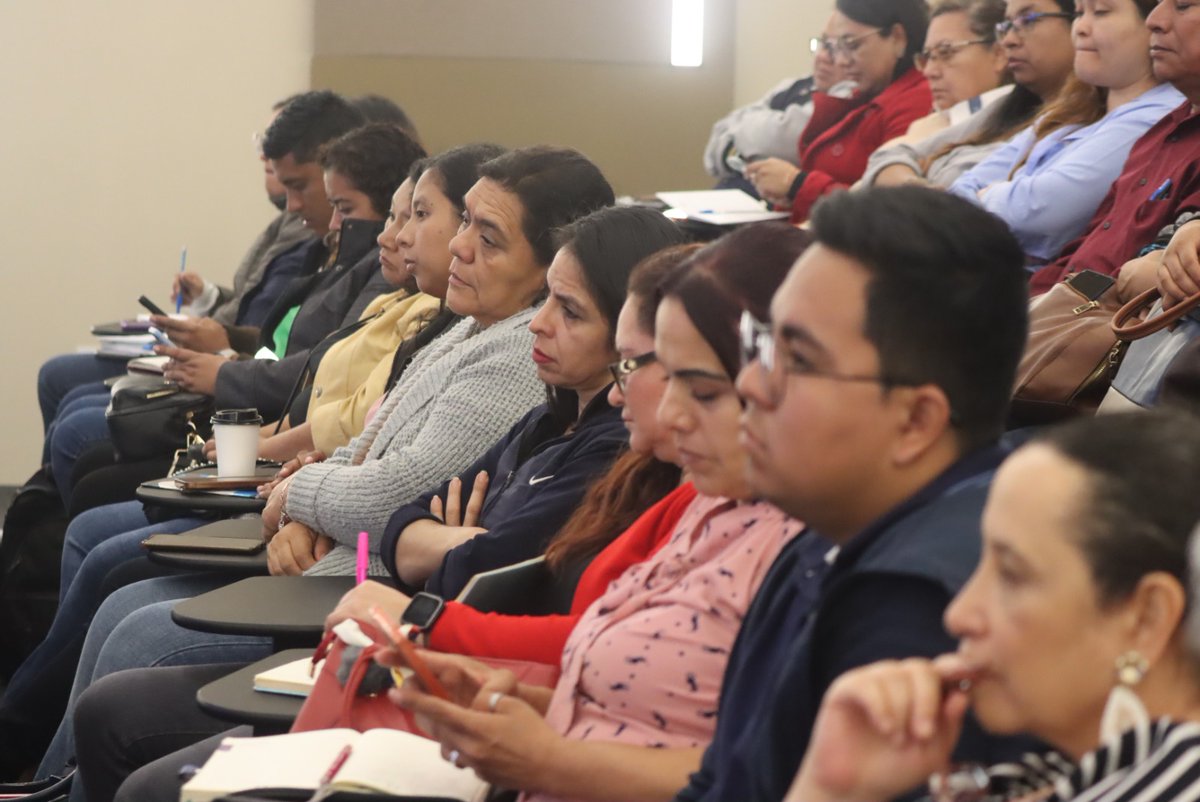 secretariasvet's tweet image. 🧑🏽‍🏫💻 Como parte de la estrategia #ModoDigital, SVET capacitó a más de 100 docentes de primaria para prevenir la explotación sexual en línea y fortalecer la seguridad digital de niñas y niños.

Conocieron a los #Ciberguardianes y al chat de orientación OLIVET. 💬💙
#PrevenciónVET