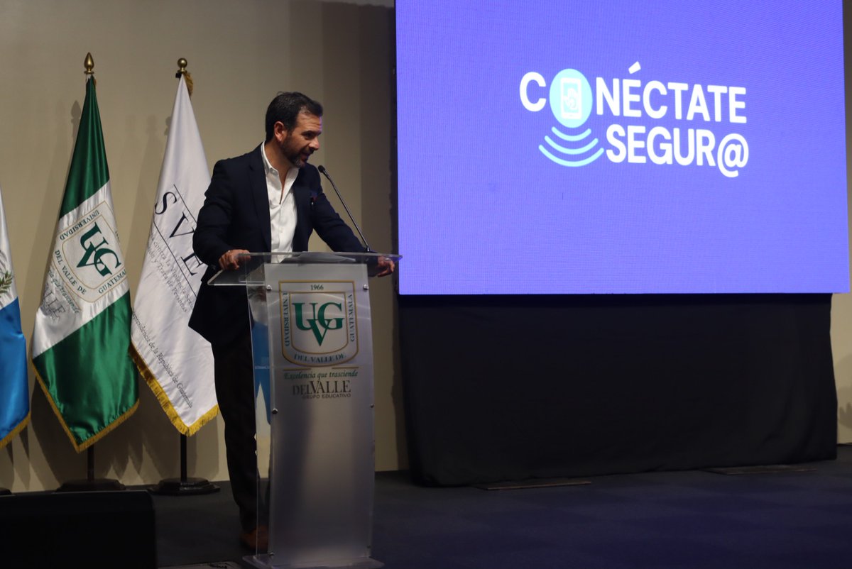 secretariasvet's tweet image. 🧑🏽‍🏫💻 Como parte de la estrategia #ModoDigital, SVET capacitó a más de 100 docentes de primaria para prevenir la explotación sexual en línea y fortalecer la seguridad digital de niñas y niños.

Conocieron a los #Ciberguardianes y al chat de orientación OLIVET. 💬💙
#PrevenciónVET