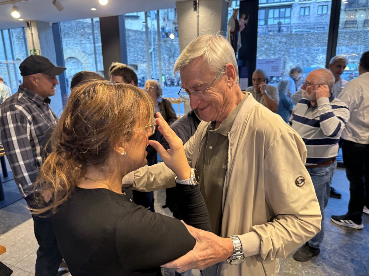 ⚪️🔵 Ohorea izan dut Donostia Arraun Lagunak-eko arraunlarien omenaldian egotea: denboraldi bikaina, liga eta Kontxako Bandera (4. aldiz!) 🌊🏆

Zuek zarete gure harrotasuna 💪
Eta zorionak Martín Berasategiri, Gipuzkoa Kirolak Enpresa Saria jasotzeagatik! 👏

 #GipuzkoaKirolak