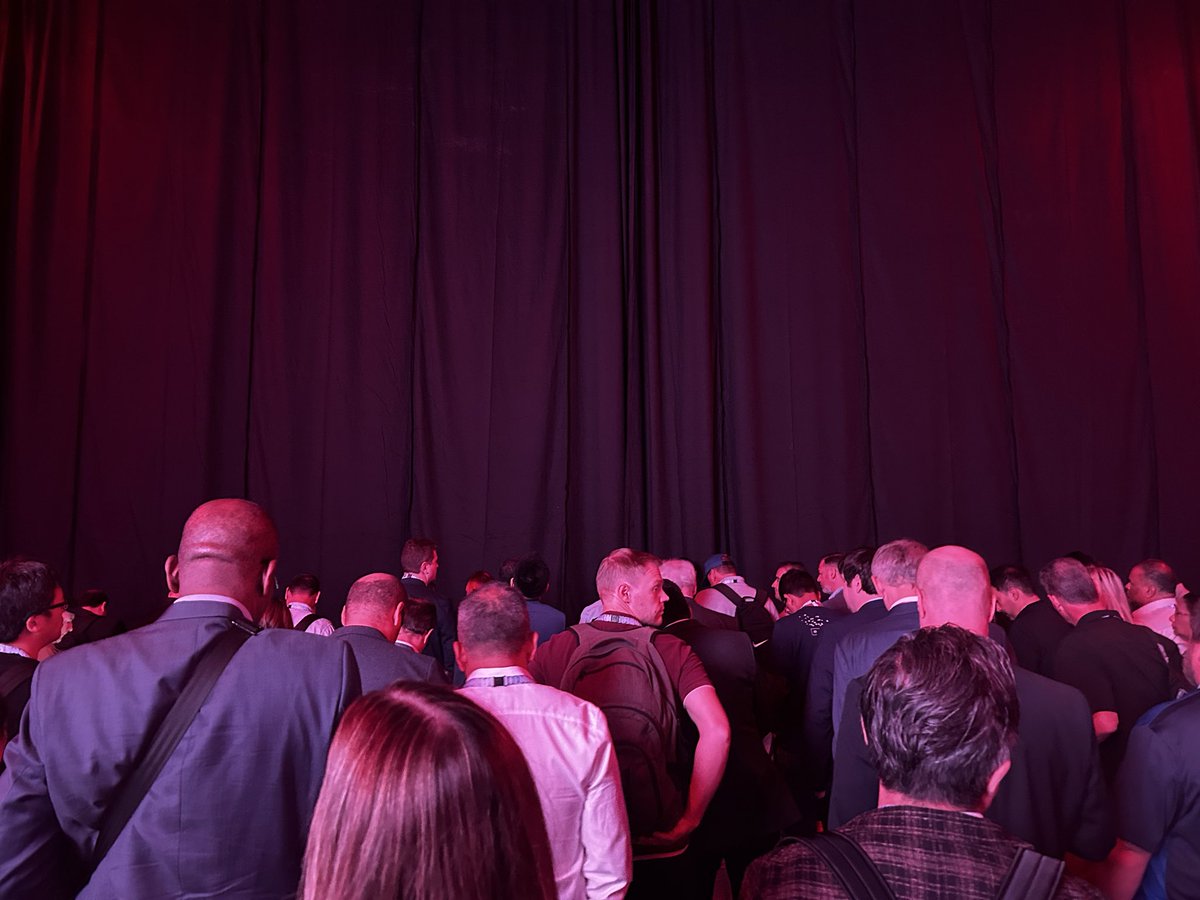 reqtc's tweet image. 【Oracle AI World】次はいよいよOracleラリー・エリソン会長によるキーノート！！
#AIWorld #oracleaiworld #oracle