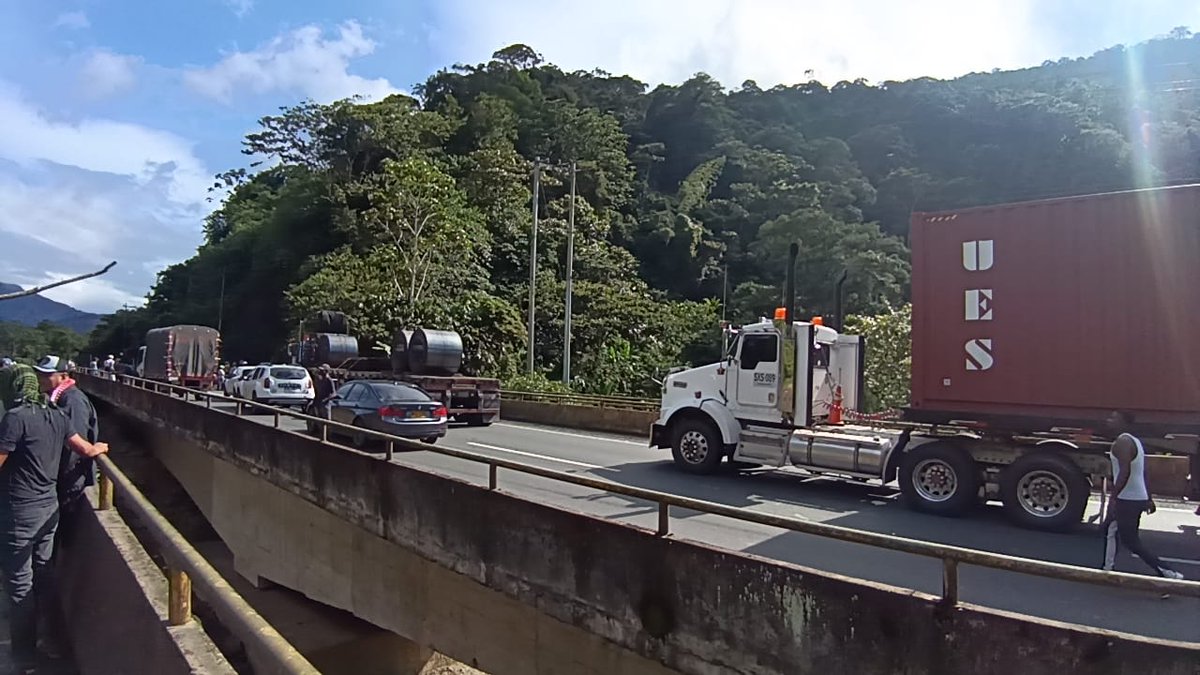 Caracol_Cali's tweet image. #Tránsito Sigue el bloqueo en la vía al mar, en el sector La Víbora, sentido: #Buenaventura - #Buga - #Buenaventura, debido a la protesta por parte de la comunidad de La Delfina.