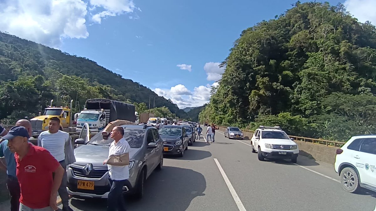 Caracol_Cali's tweet image. #Tránsito Sigue el bloqueo en la vía al mar, en el sector La Víbora, sentido: #Buenaventura - #Buga - #Buenaventura, debido a la protesta por parte de la comunidad de La Delfina.