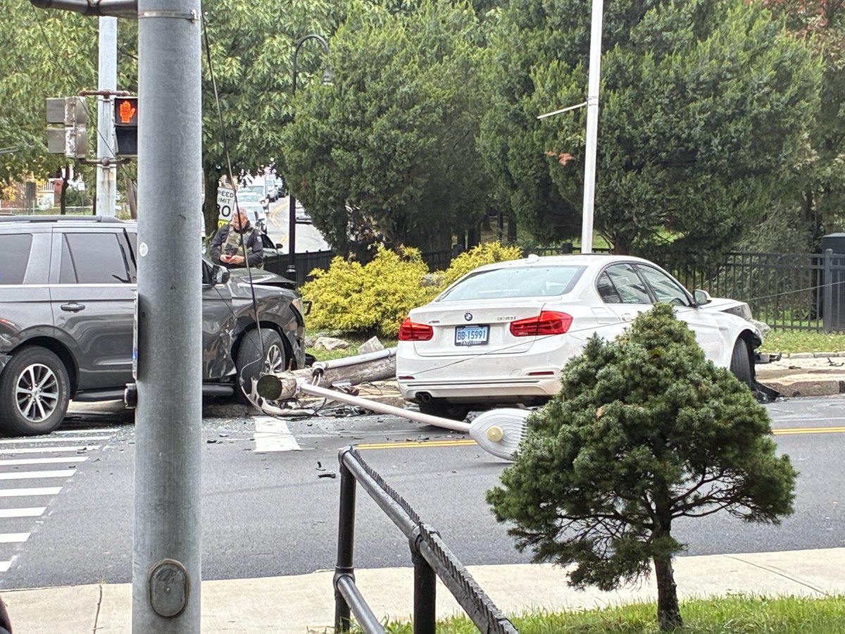 KarahBaileyTV's tweet image. @ABC6 #firstonscene Here are some of the initial moments of response from Providence Police, Providence Fire Department, and federal agents following an incident on Chalkstone Avenue.